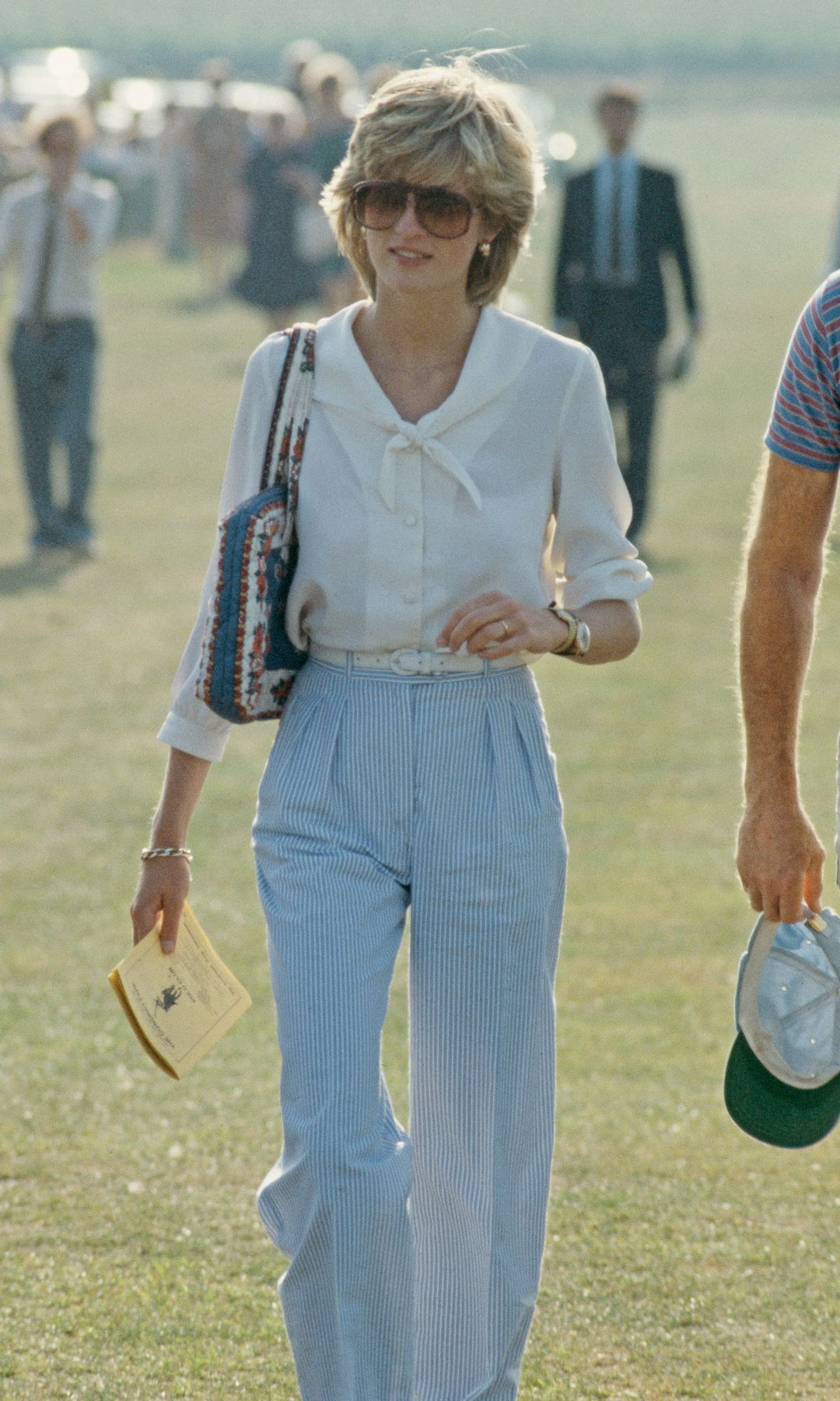 Los pantalones de rayas que Lady Di convirtió en icono de su armario vuelven a ser tendencia este verano
