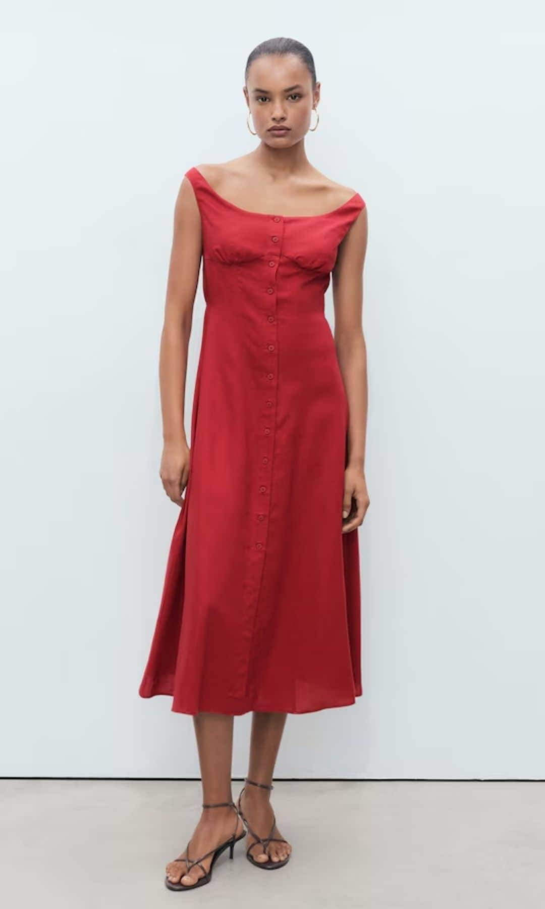 Vestido midi con botones (49,99 euros)