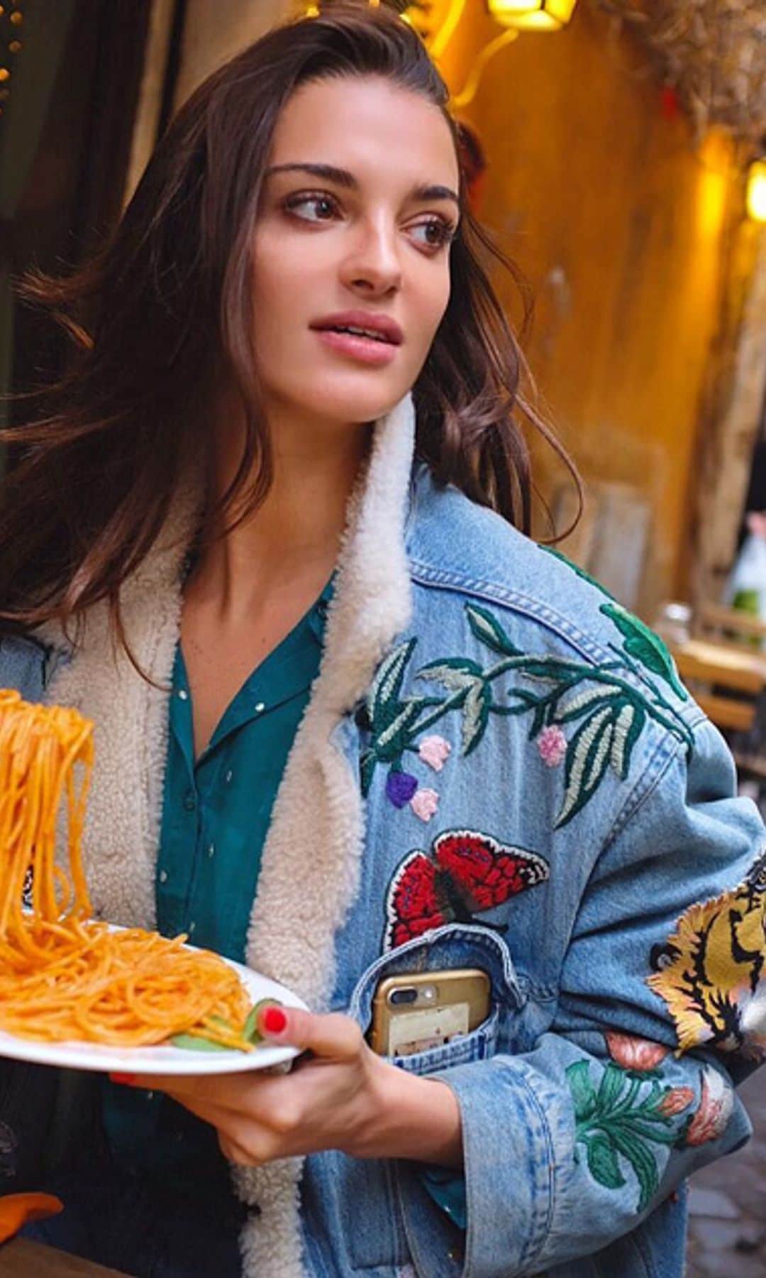 Gabrielle comiendo pasta