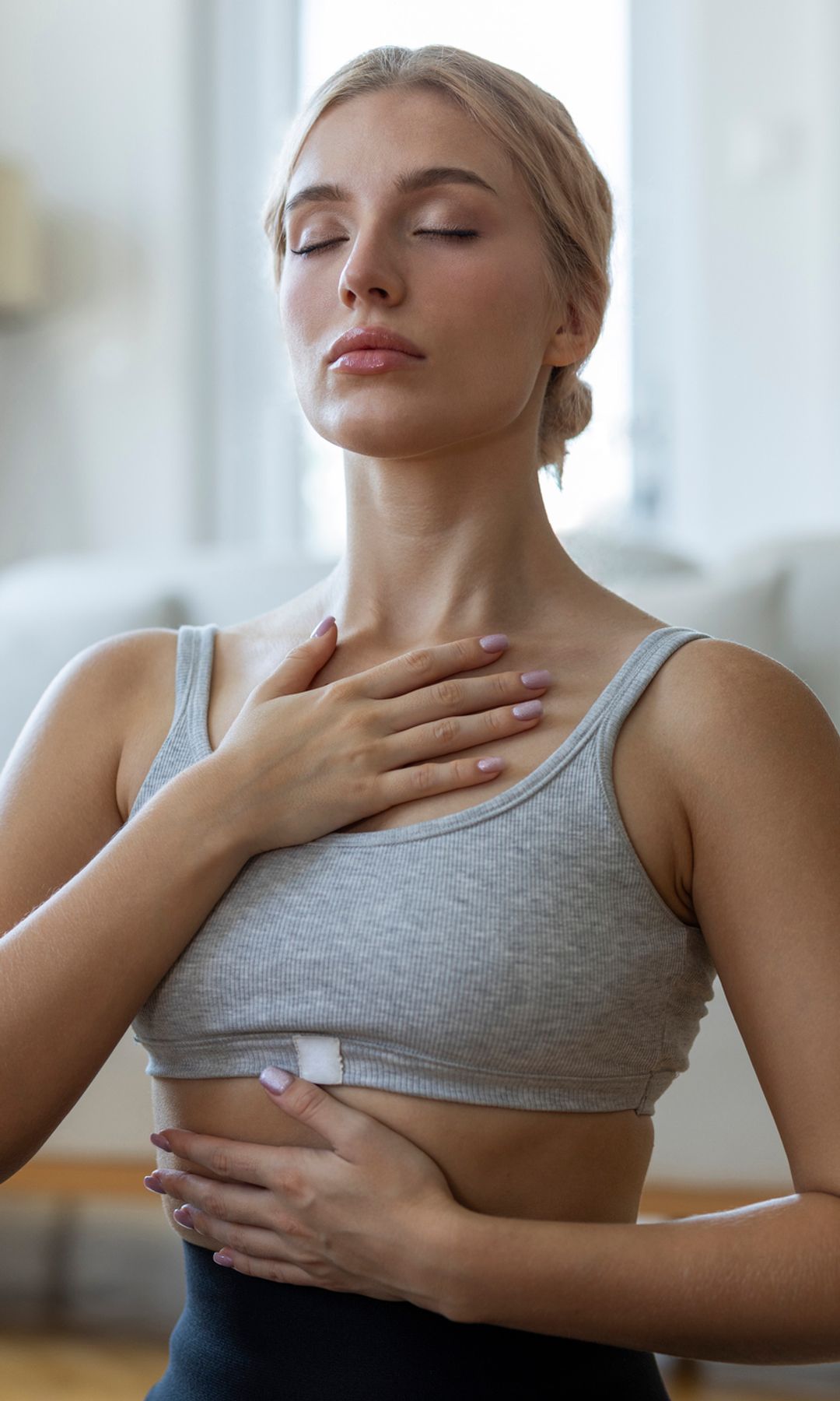 Mujer practicando respiración