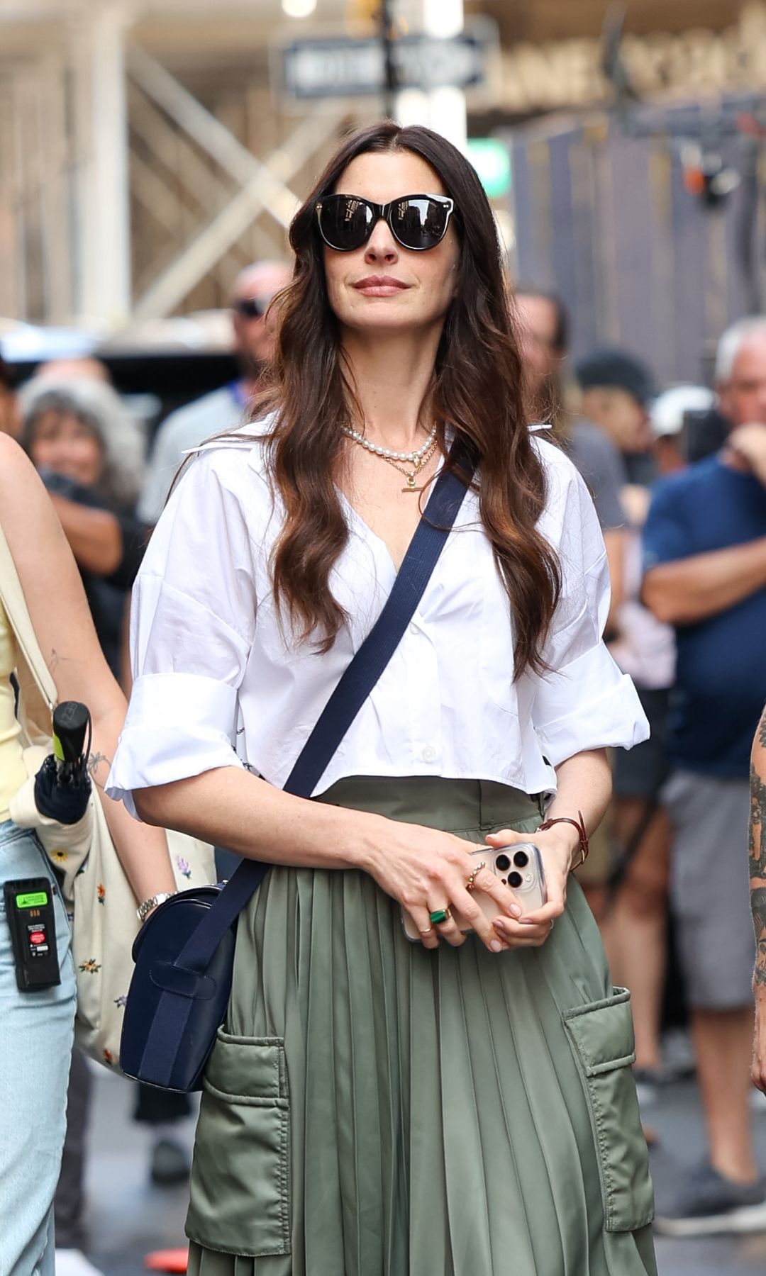 El truco de Anne Hathaway convierte la clásica camisa blanca en el look más cool: "Mucho más creativa, segura y auténtica"