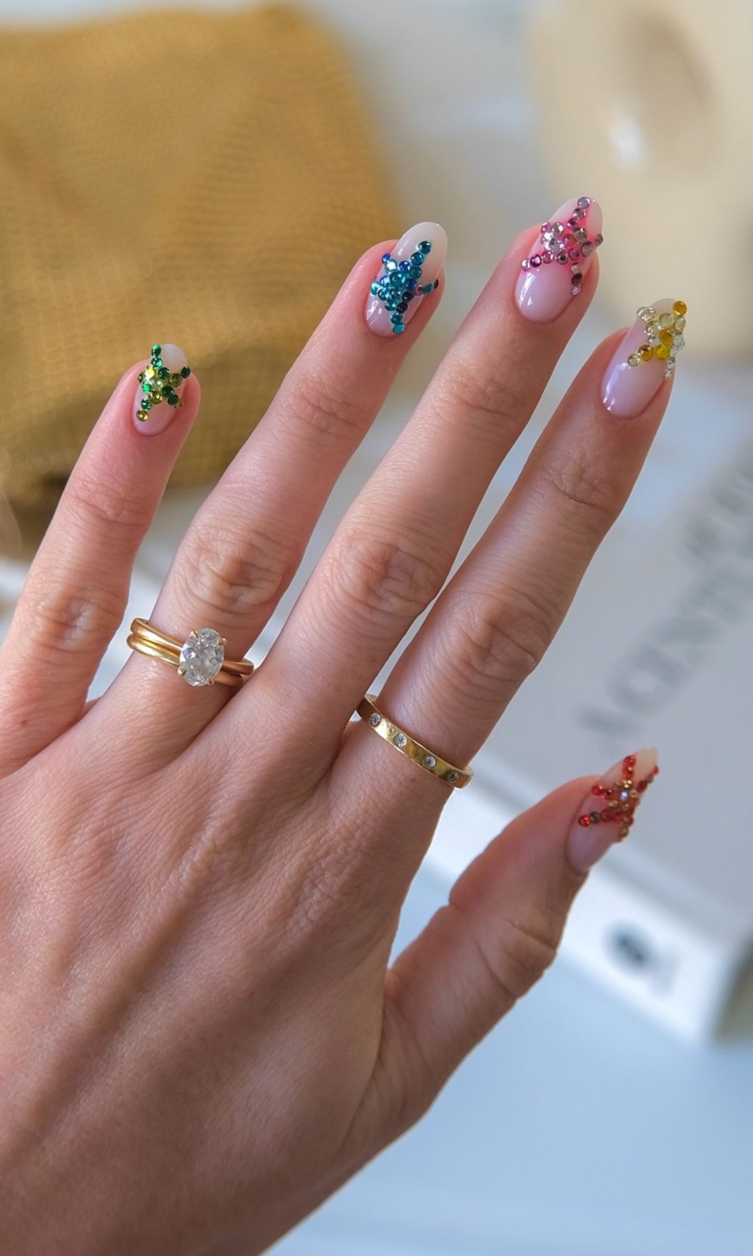 Manicura de estrellas de mar con brillos