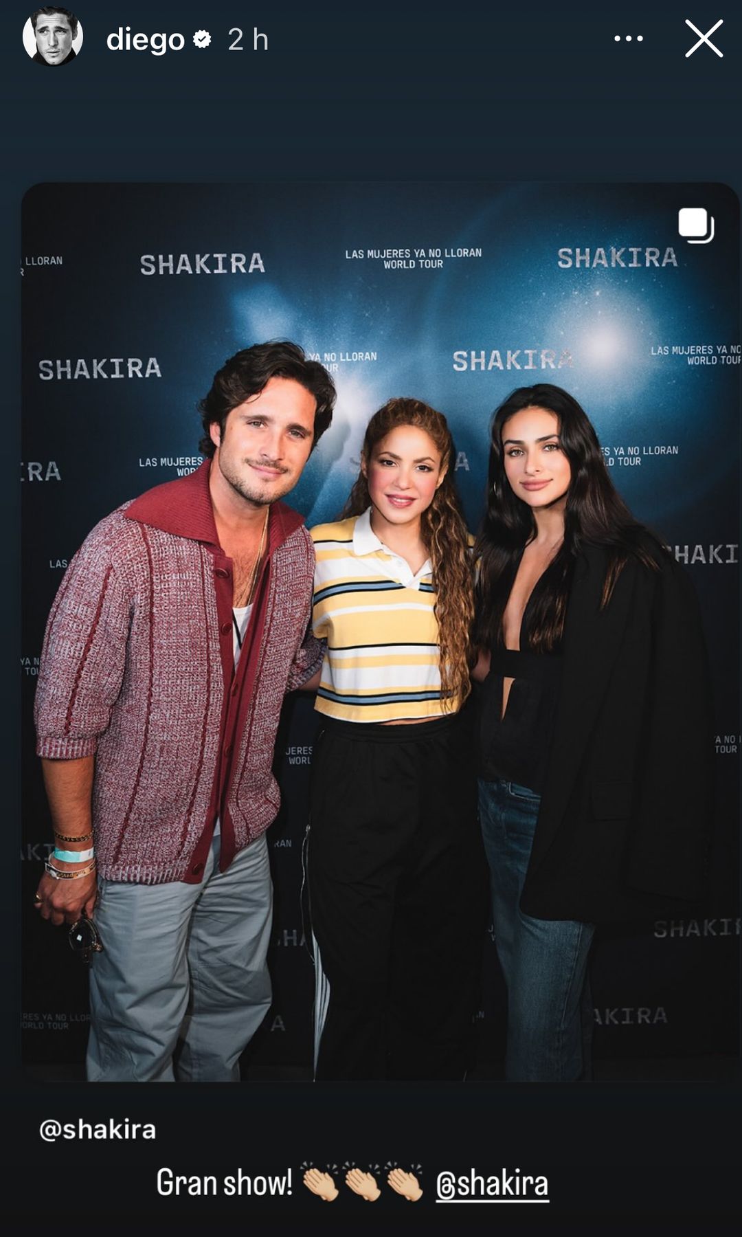 Diego Boneta y Renata Notni con Shakira en uno de sus shows en Los Ángeles.