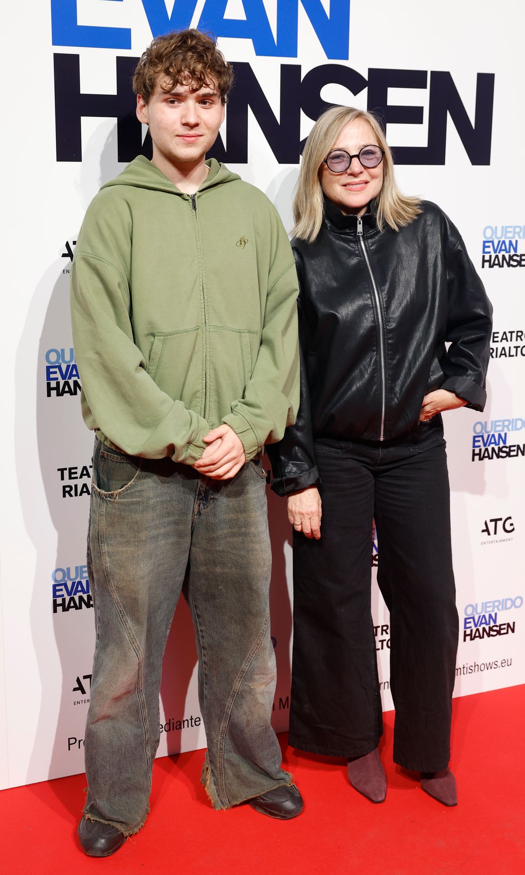 Pilar Castro con su hijo Pablo en el estreno del musical 'Querido Evan Hansen' el 22 de octubre de 2026 en Madrid  