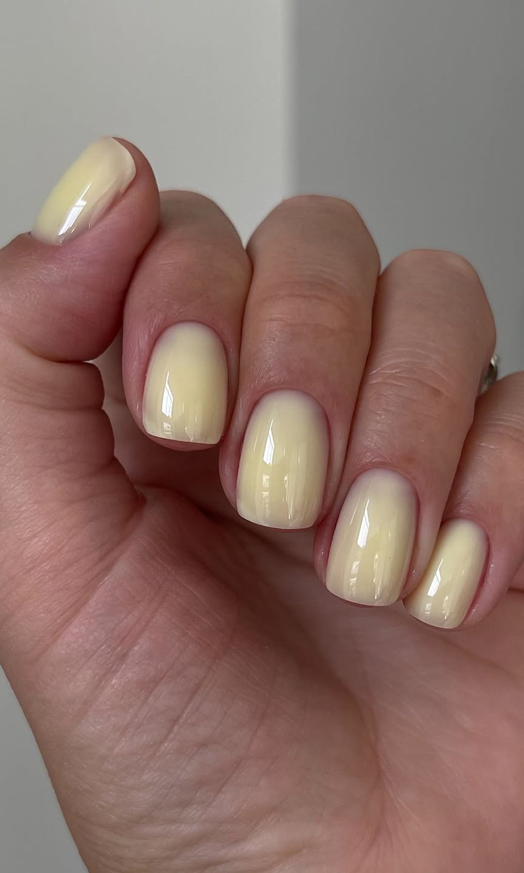 Manicura en amarillo mantequilla
