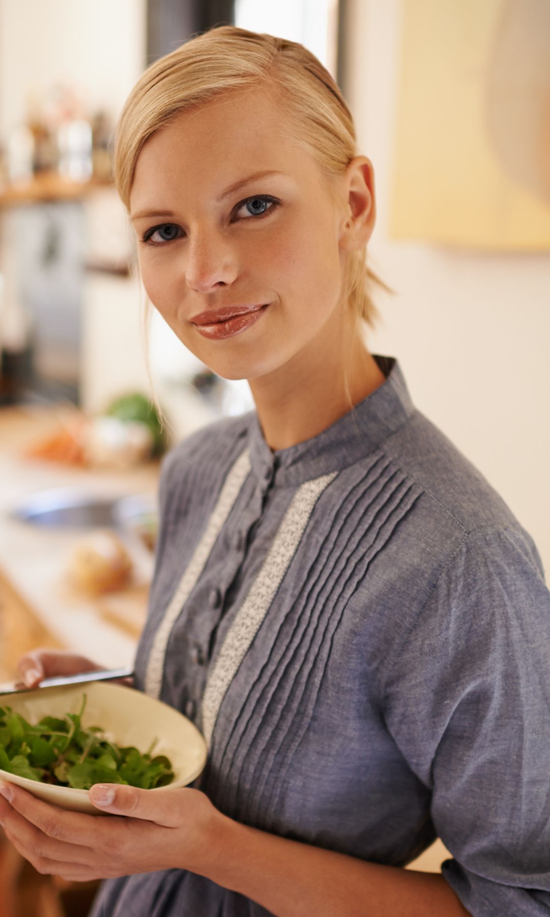 Mujer comiendo un plato de ensalada