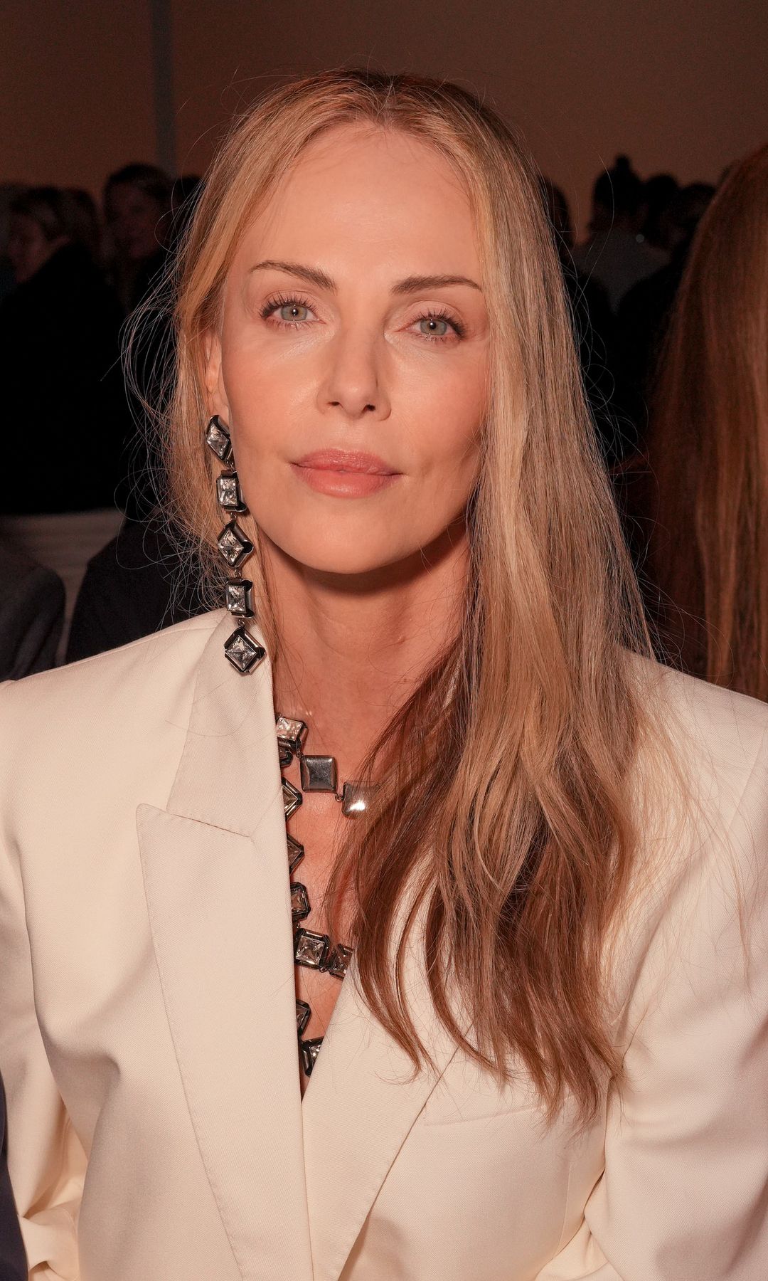 Charlize Theron en el desfile de Givenchy en 2025