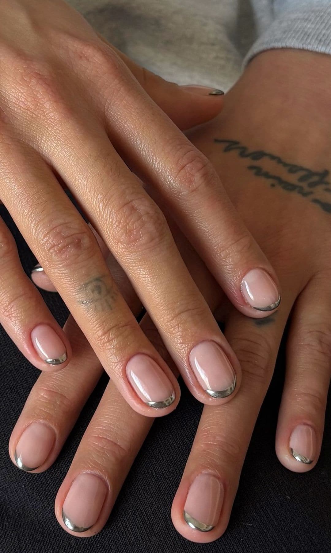 Manicura francesa metalizada