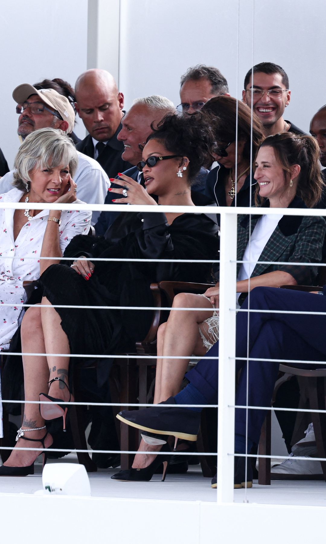Delphine Arnault, Emmanuel Grégoire, Bernard Arnault, Hélène Mercier-Arnault, Rihanna, Camille Cottin y Jean Arnault en la primera fila del desfile de Dior Primavera/Verano 2027 durante la Semana de la Moda de París, el 29 de septiembre de 2026.