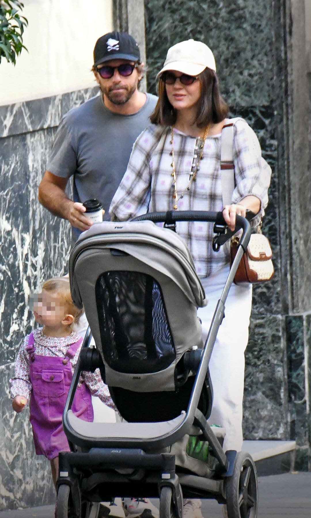 Los marqueses de Cubas dando un paseo por la capital con su hija, Philippa, de dos años. Los marqueses de Cubas se encuentran en un gran momento, puesto que esperan su segundo bebé. 