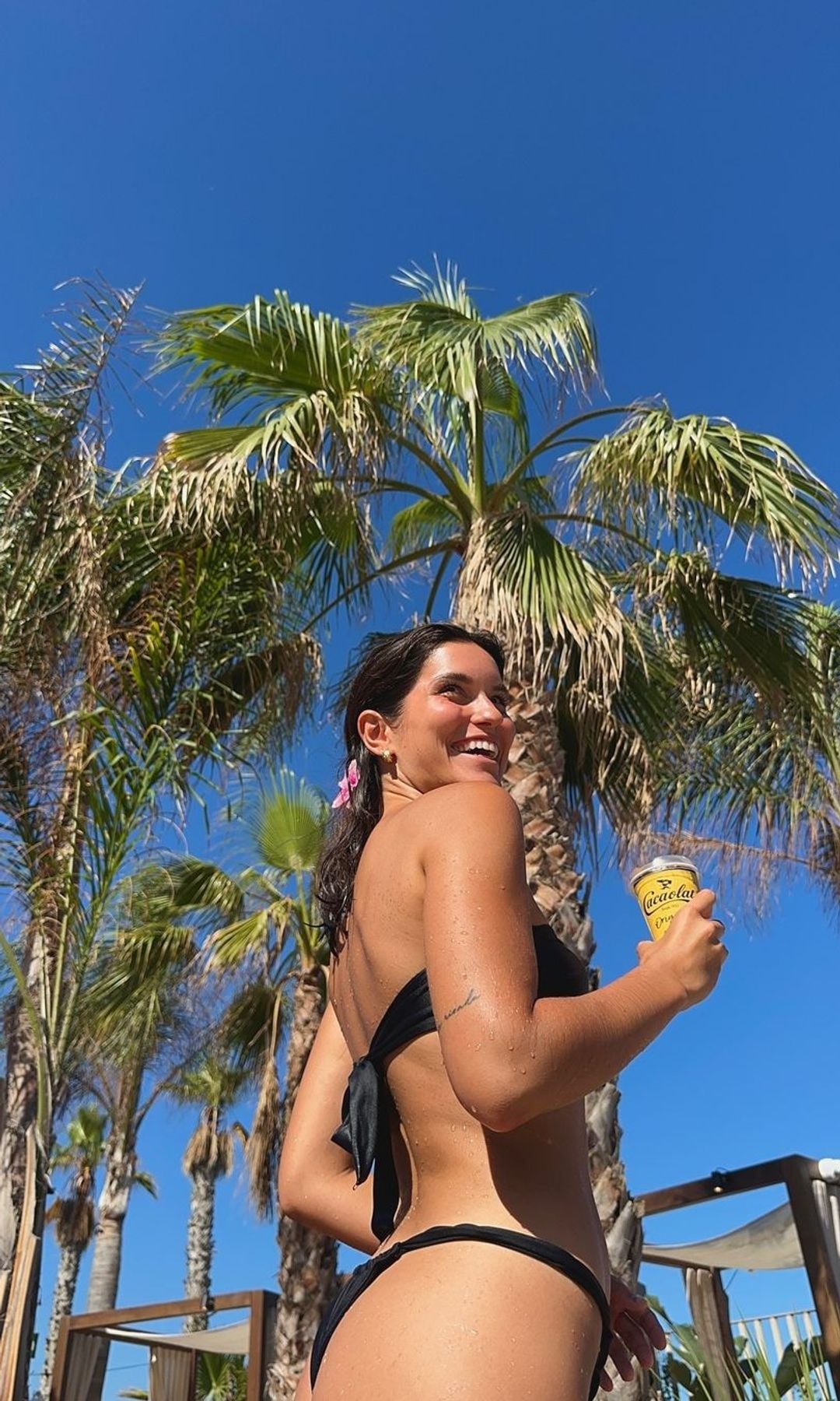 bikini y coleta con pinza de flores