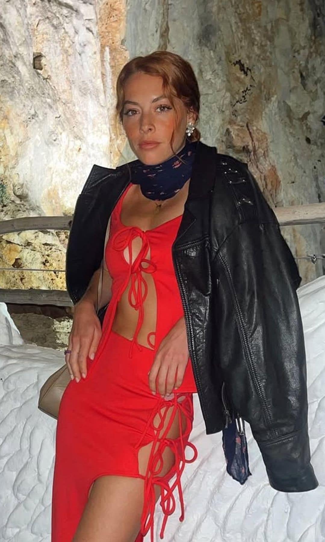 Belén Écija adelanta la Navidad con un diseño de volantes y la manicura 'Frozen' que arrasará en diciembre