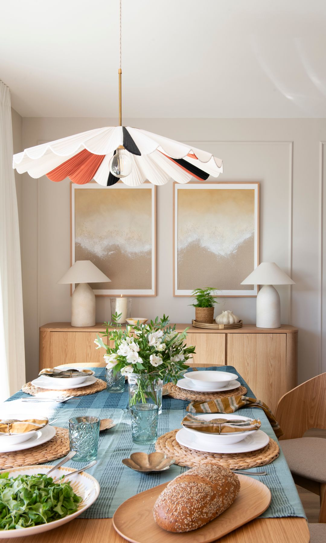 Comedor con lámparas, diseño del estudio Punto y Seguido con estilismo de Sol van Dorssen