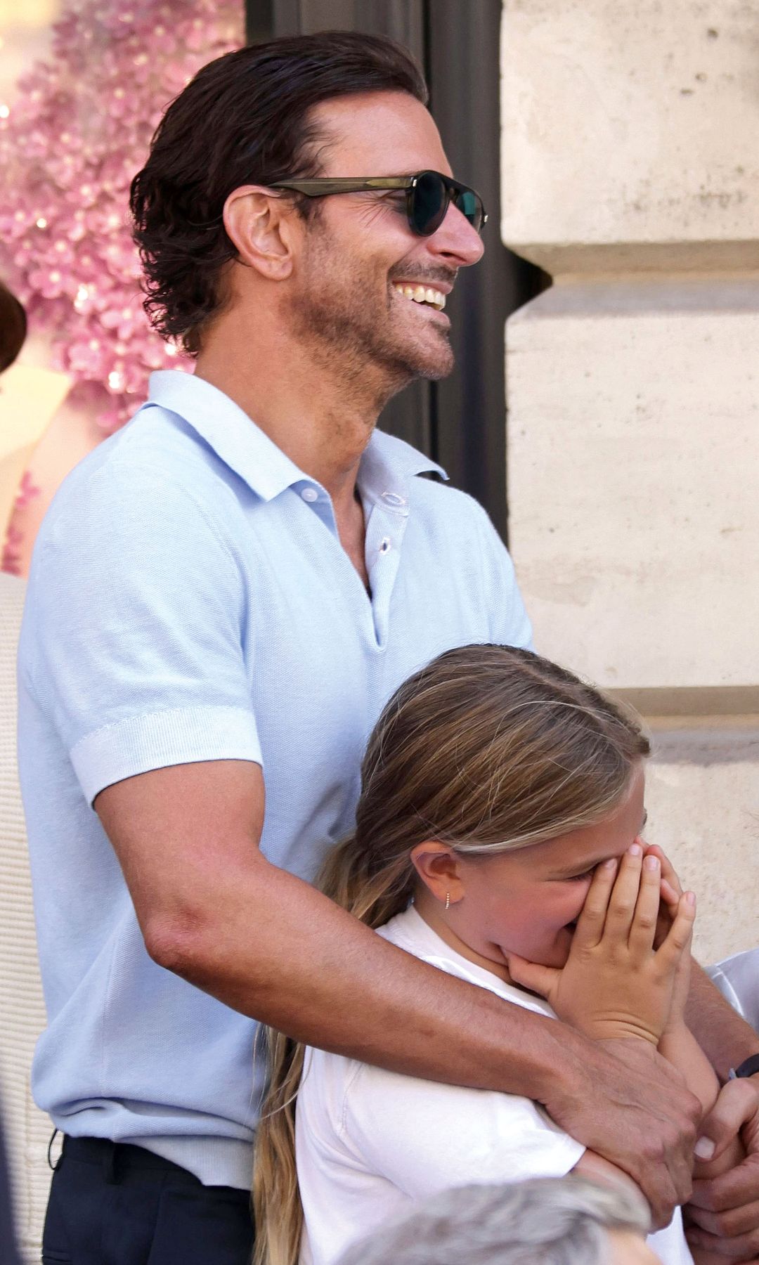 Un retrato del actor Bradley Cooper con su su hija, Lea