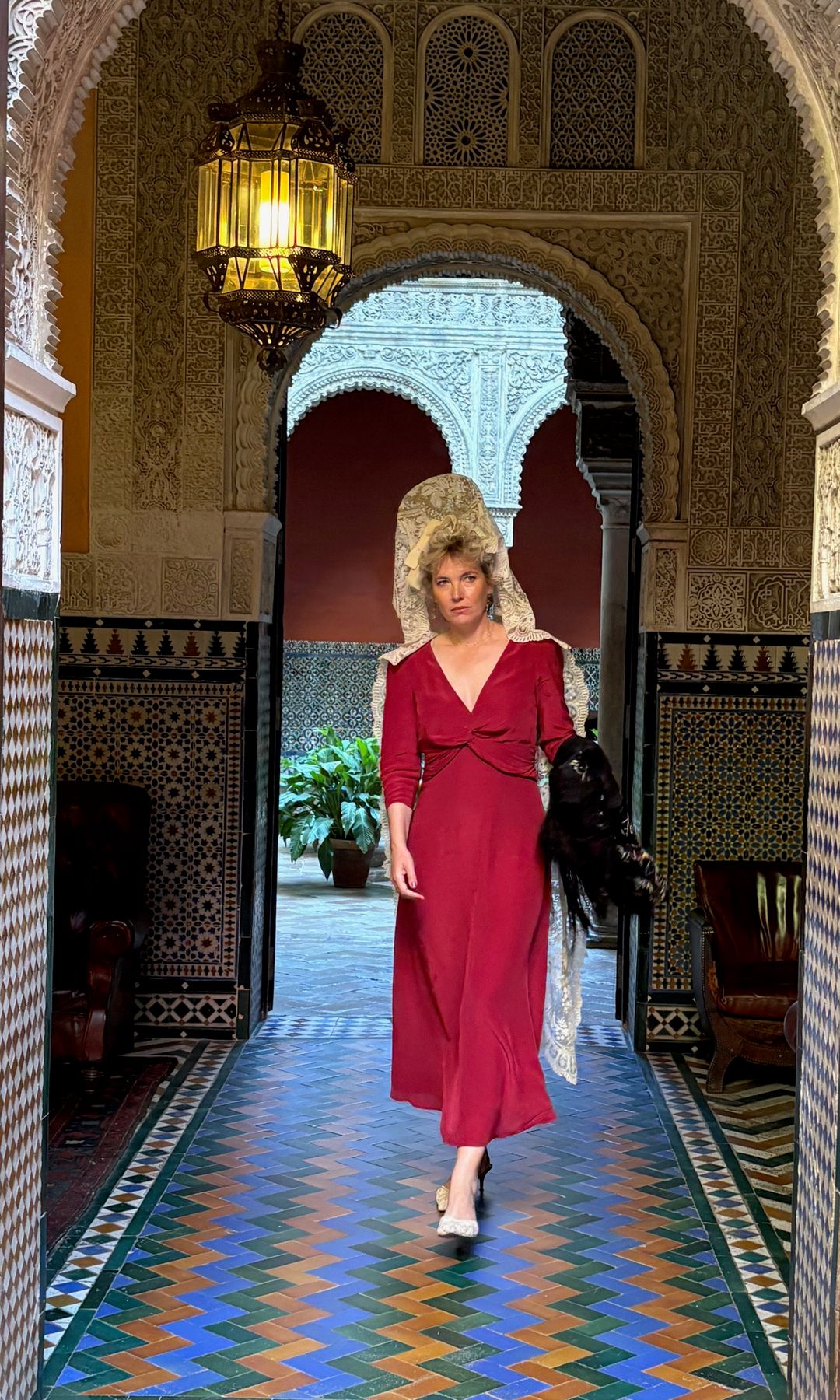 Alejandra Salinas, saliendo de su casa palacio sevillano