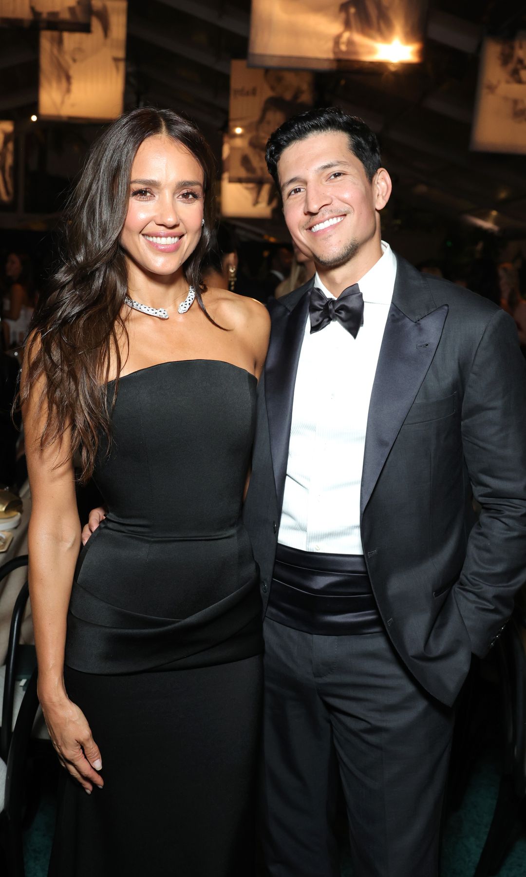 Jessica Alba y Danny Ramirez en la Baby2Baby Gala 2025.