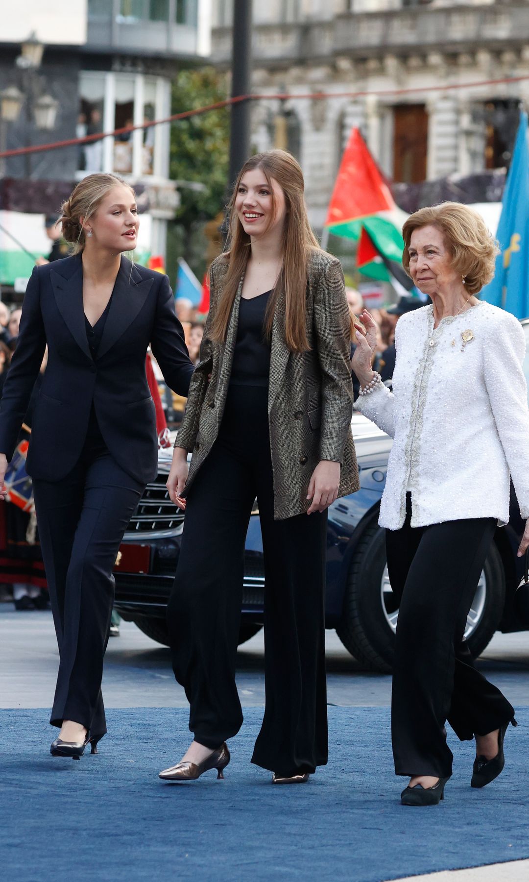 Princesa Leonor, Infanta Sofía y Reina Sofía llegando a los Premios Princesa de Asturias 2024