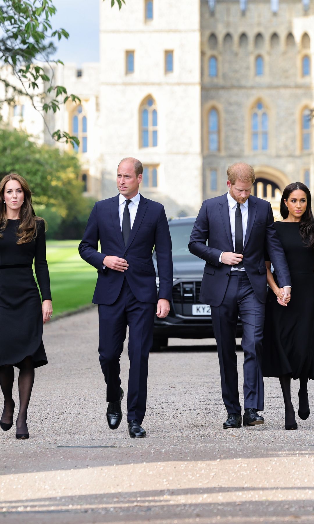 Los príncipes de Gales y los duques de Sussex realizaron una símbolica aparición conjunta tras la muerte de Isabel II en el Castillo de Windsor, un gesto inesperado debido a la guerra abierta entre ambos