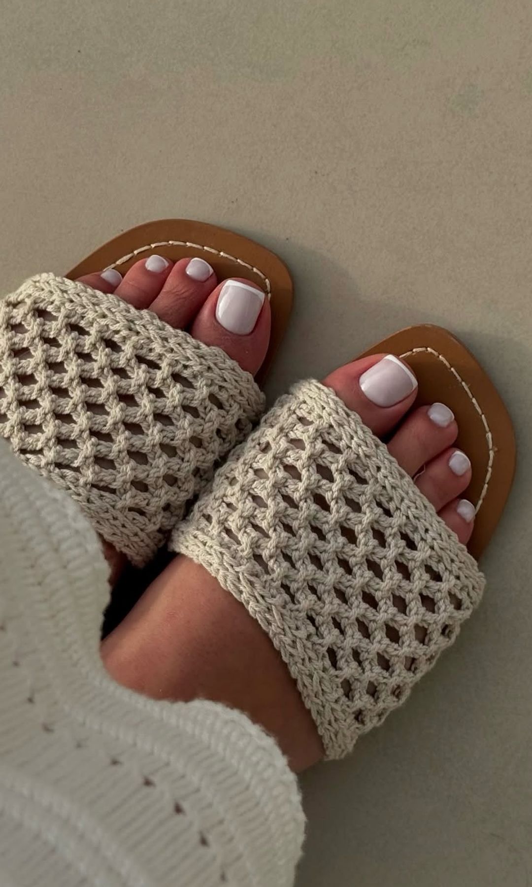 Pedicura francesa con acabado lechoso