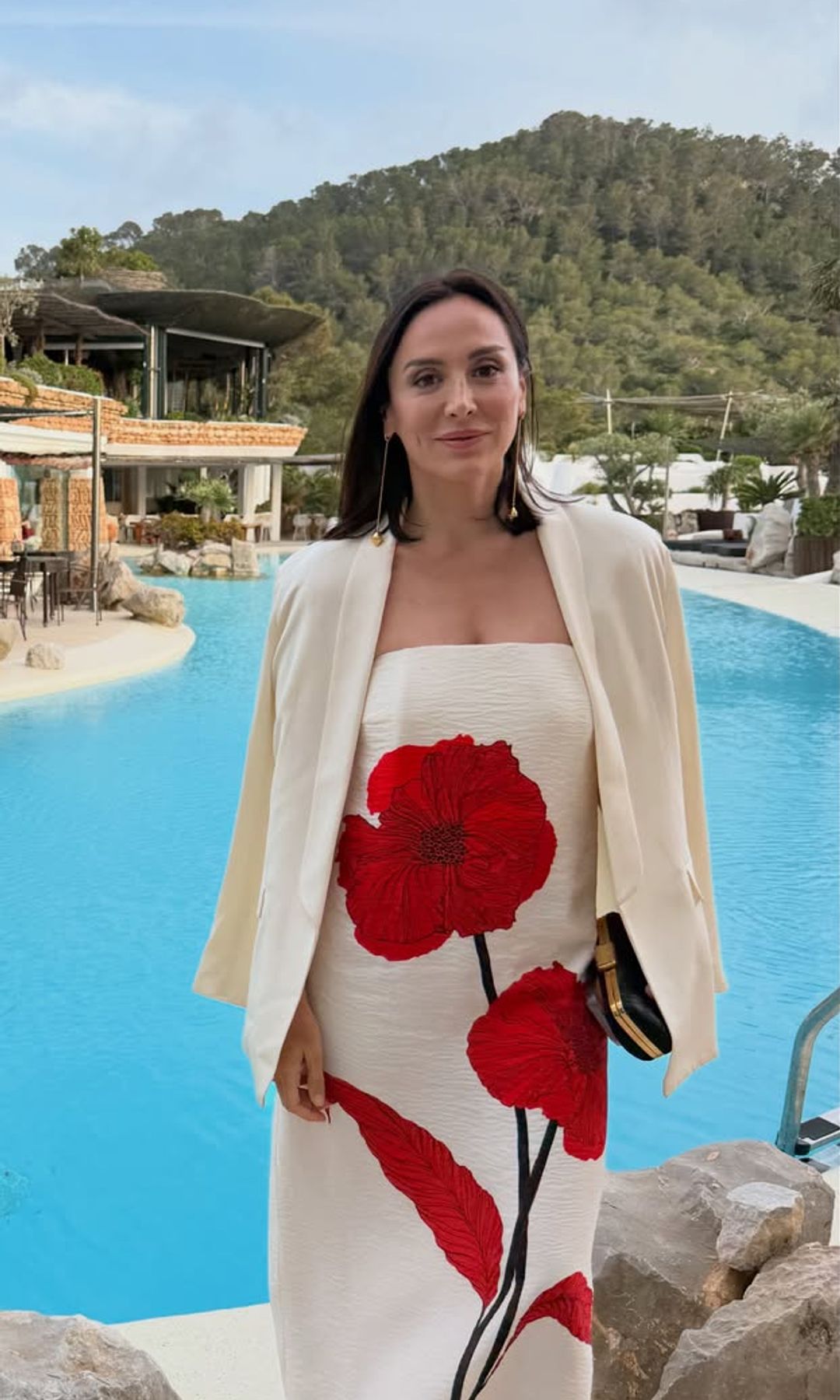 Tamara Falcó sorprende de boda en Ibiza con un look de invitada que desafía el protocolo: vestido marfil con grandes flores