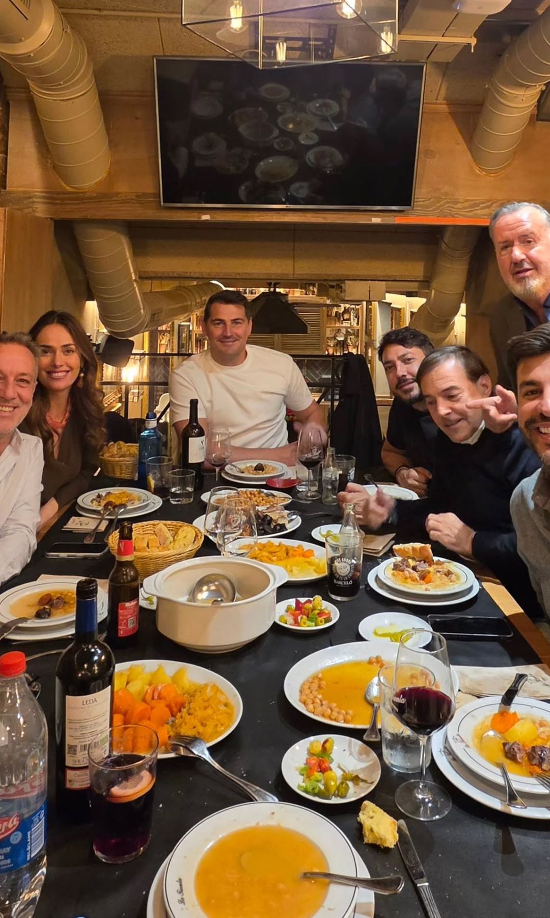 Iker Casillas e Irene Esser han disfrutado de un tradicional cocido madrileño junto a Miguel Torres y otros amigos