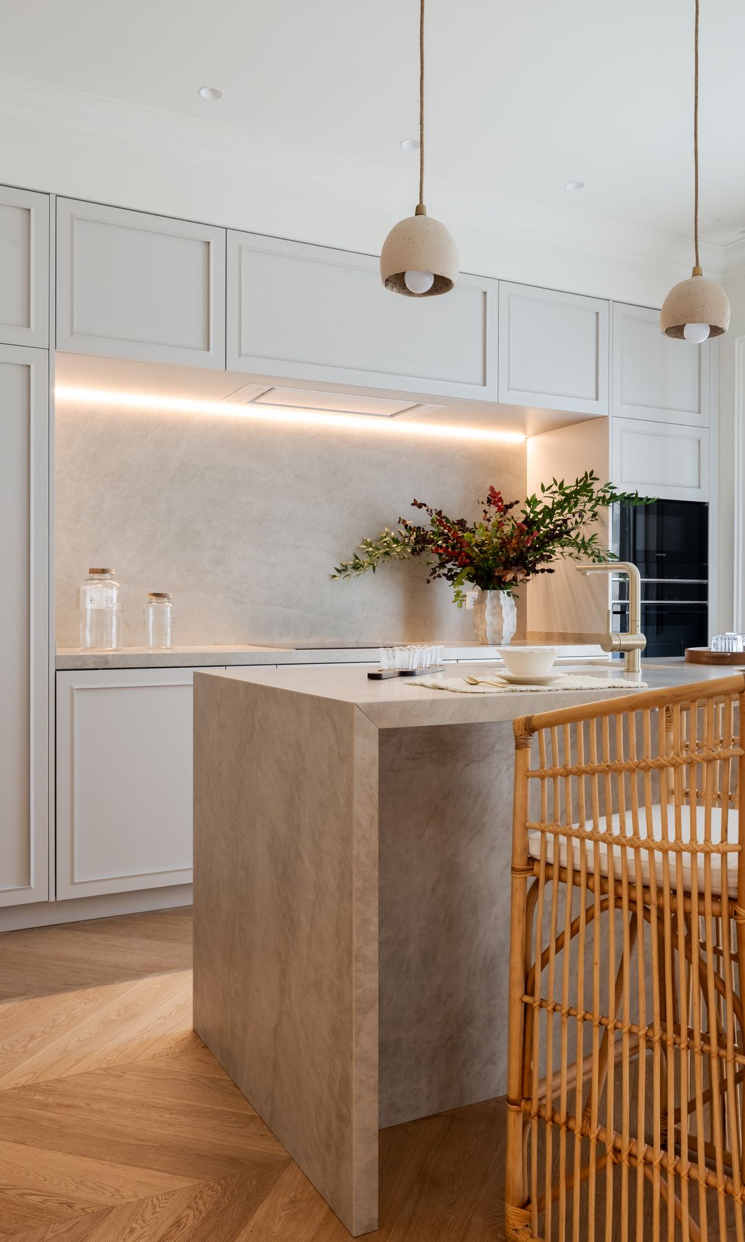 Cocina con isla, diseño de Upendi Design Studio