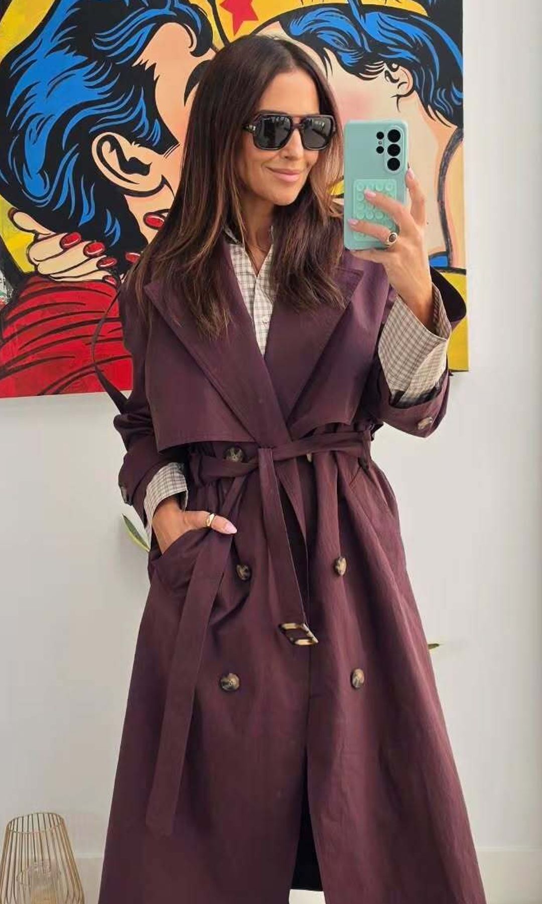 Paula Echevarría dice adiós a la gabardina beige: el diseño de otoño de 42 euros en color berenjena que une su estilo al de la infanta Sofía