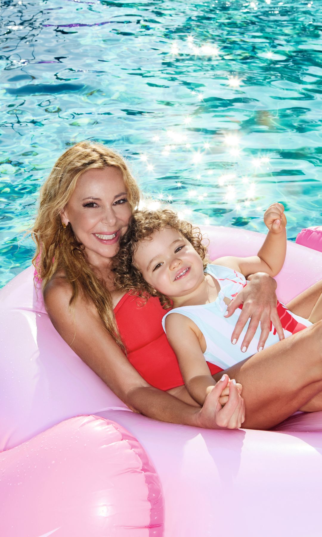 Ana Obregón con Anita en la piscina