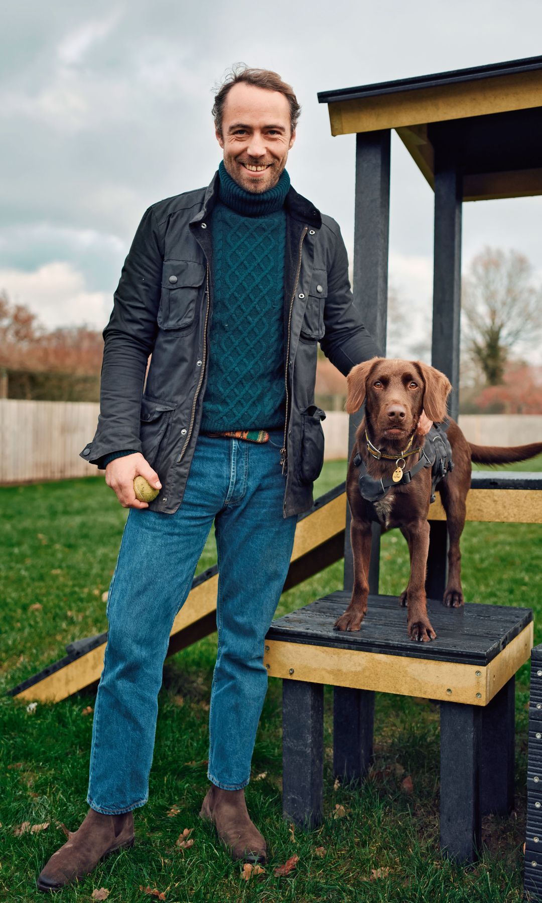 James Middleton posa entre juegos con la pelota junto a Andy Pandy, un cruce de labrador y spaniel que lleva en Dogs Trust un año y cuatro meses, a la espera de encontrar su nuevo hogar