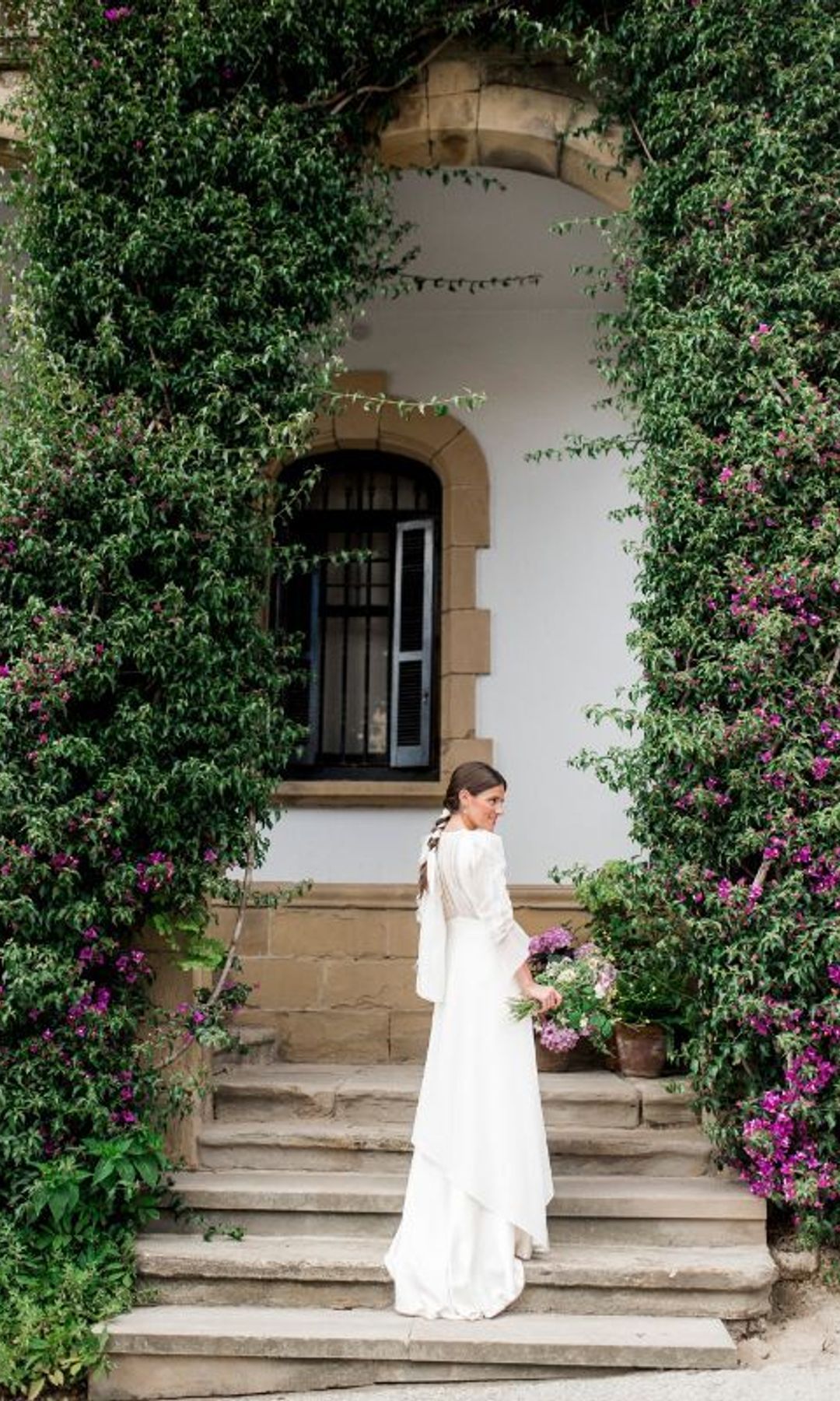 Peinado de novia con trenza y lazo de organza