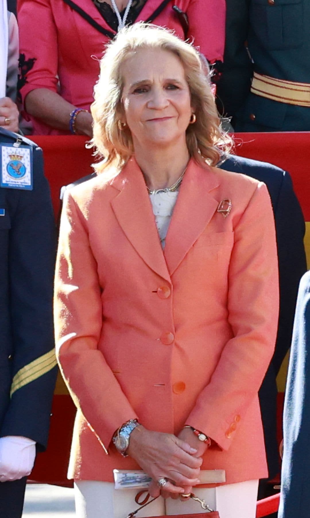 Las infantas Elena y Cristina en el izado de la bandera en Torrejón de Ardoz