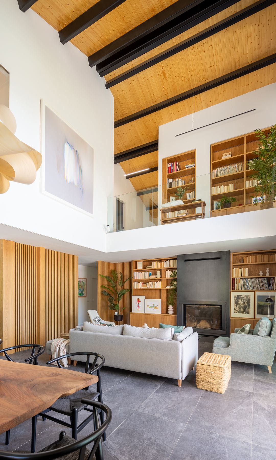 Salón con techo alto revestido en madera