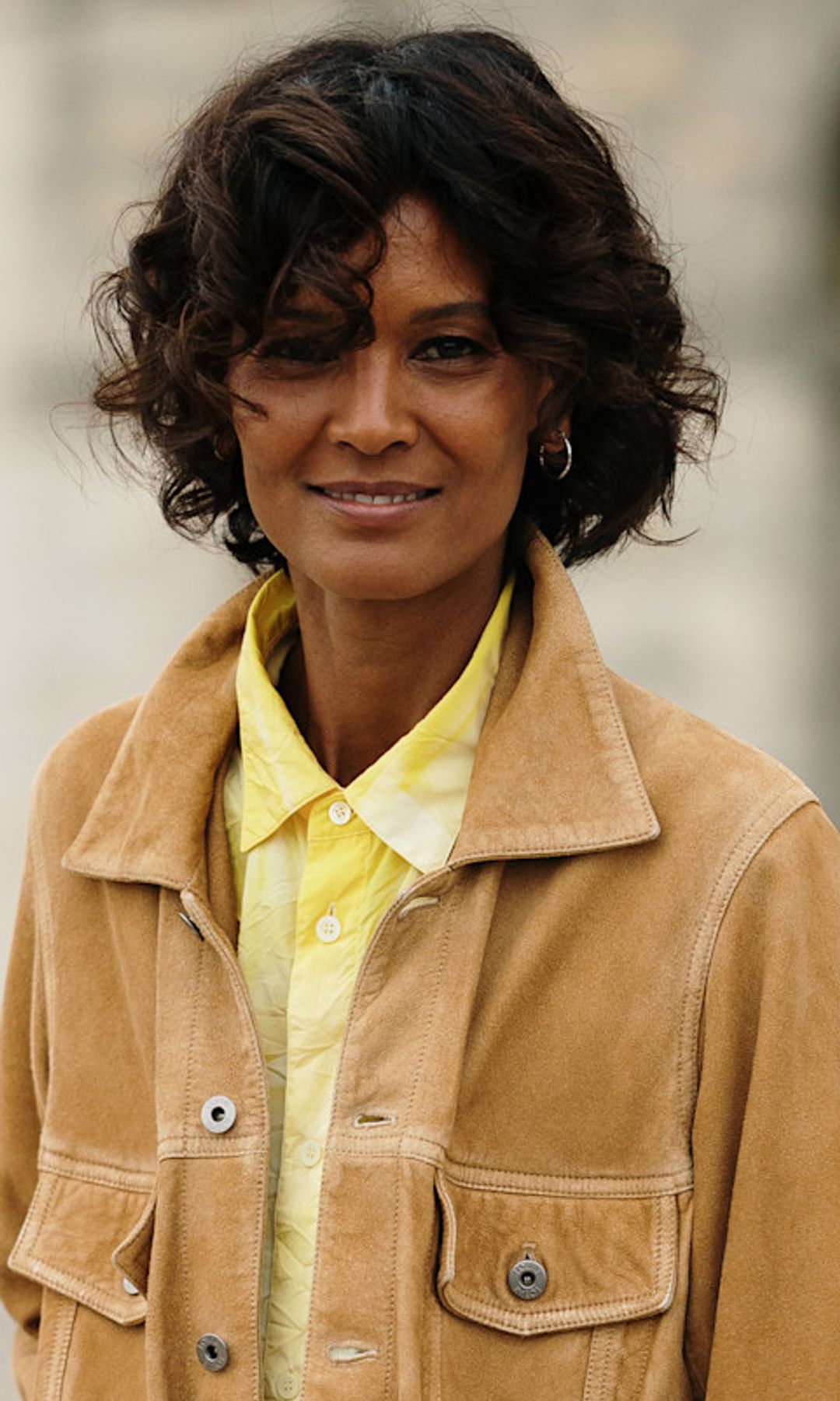Liya Kebede con traje de chaqueta camel de pana