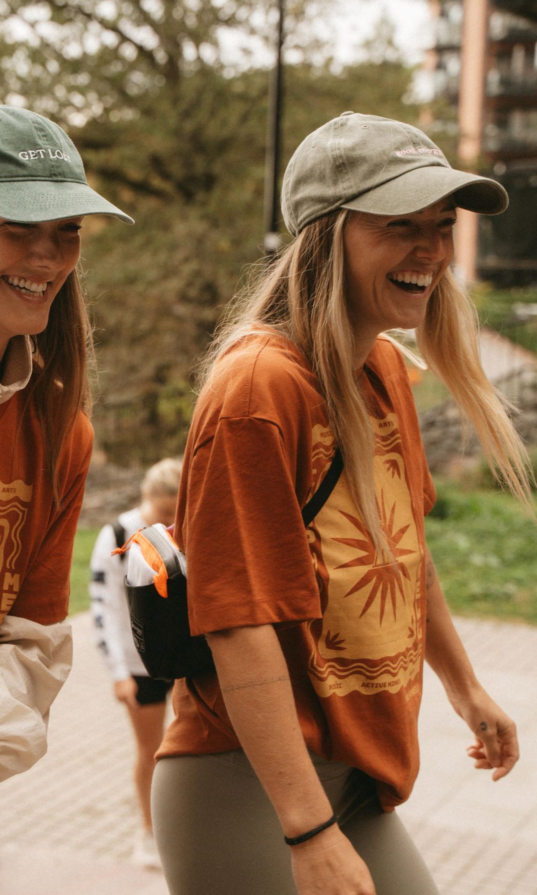 Mujeres caminando y riendo