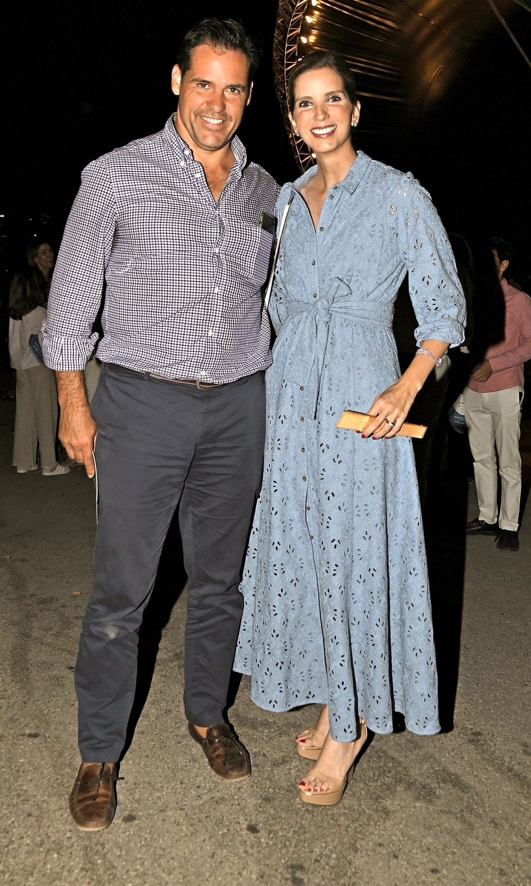 Plano entero de Margarita Vargas y Luis Alfonso de Borbón en unas fiestas