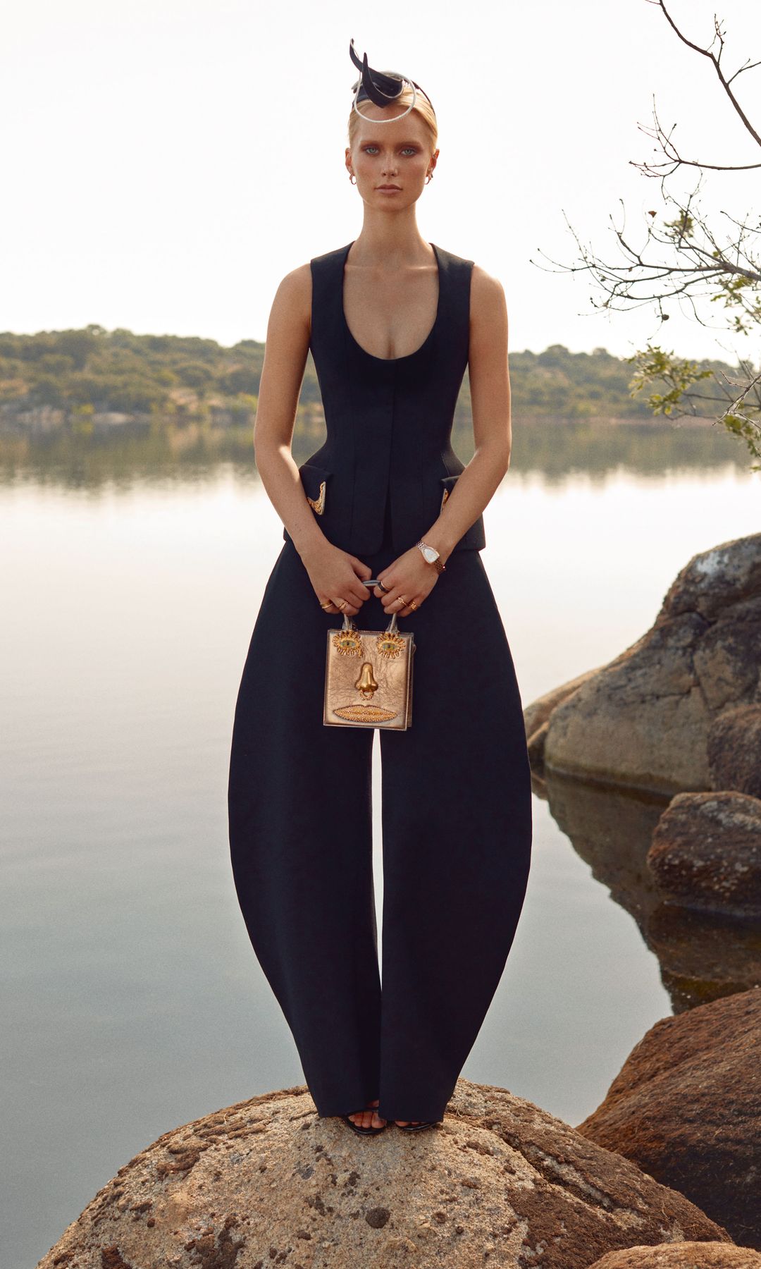 A la vanguardia: Nuevos patrones, siluetas escultóricas y accesorios con personalidad ponen la nota original -e irresistible- a estilismos en negro. En esta imagen, la modelo lleva total look, de Schiaparelli; tocado, de Vivas Carrión, y joyas, de Bvlgari