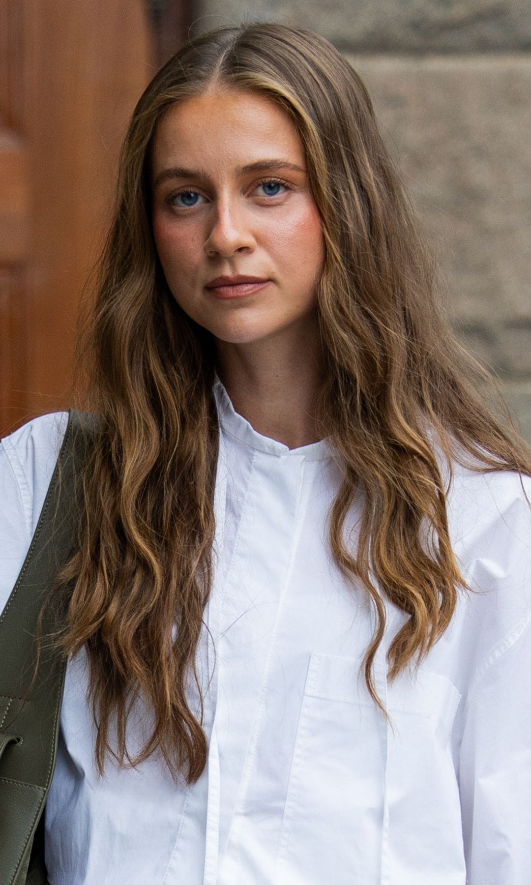  Mujer con pelo largo y mechas