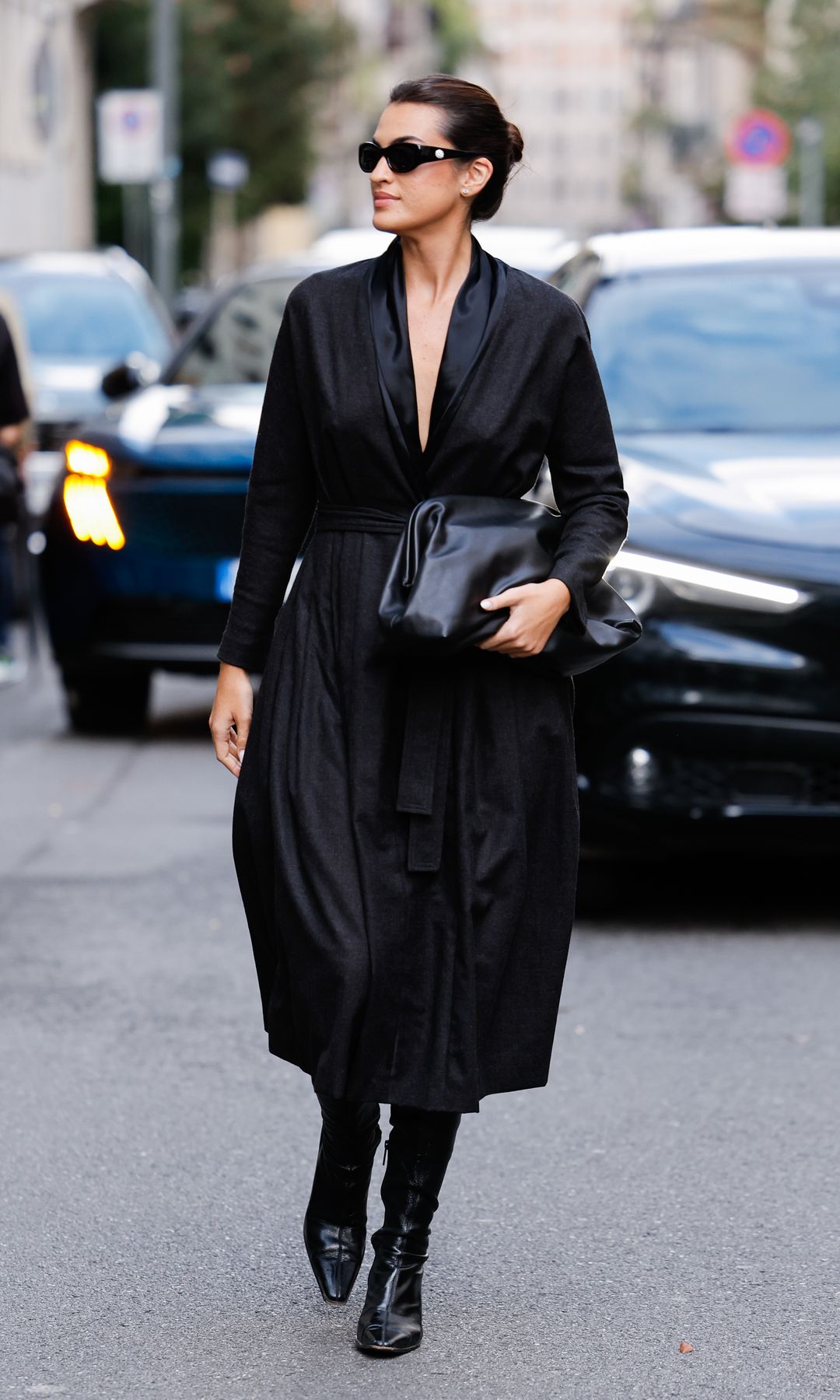 Marta Lozano en Milan Fashion Week con vestido negro gabardina