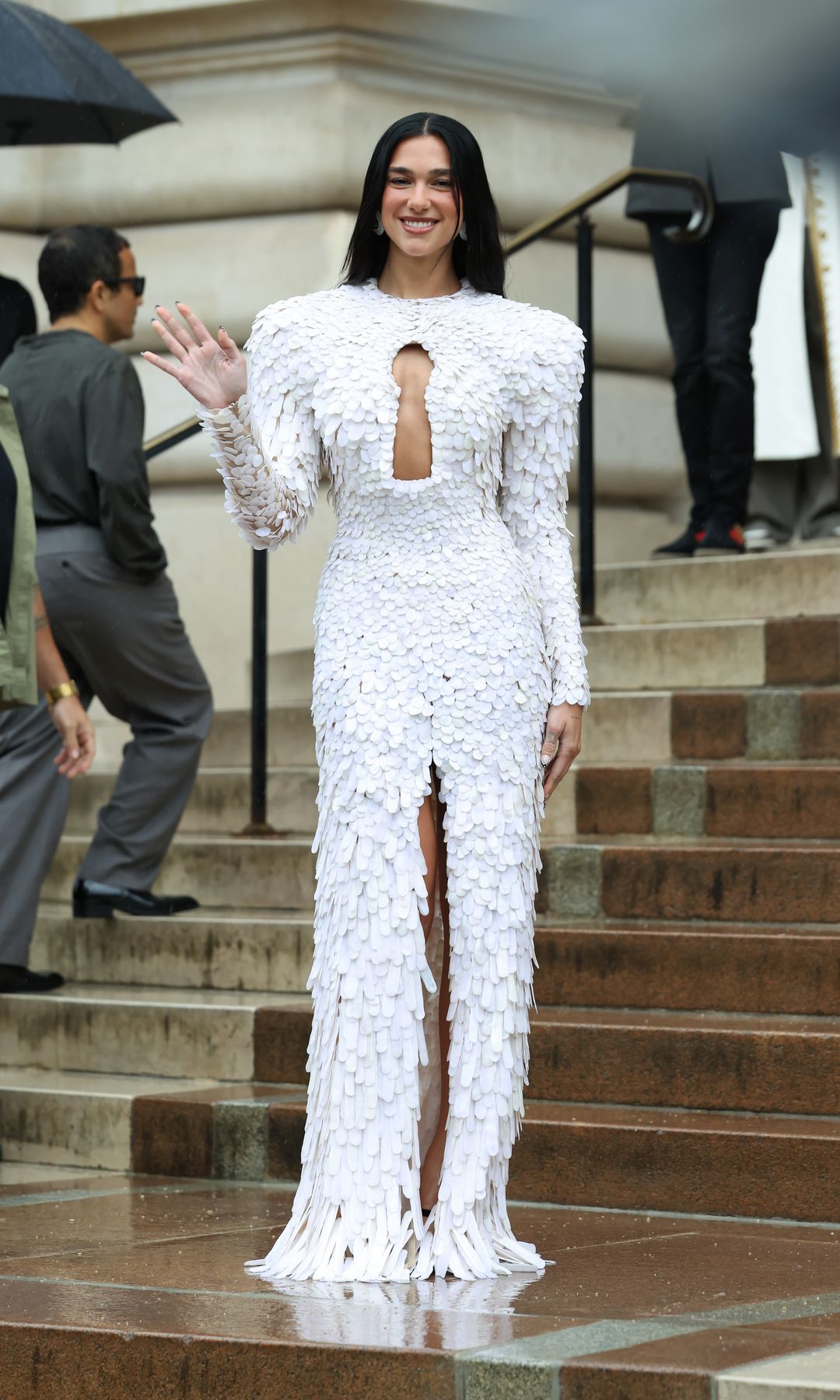 Dua Lipa asistiendo al desfile de Schiaparelli en julio de este año
