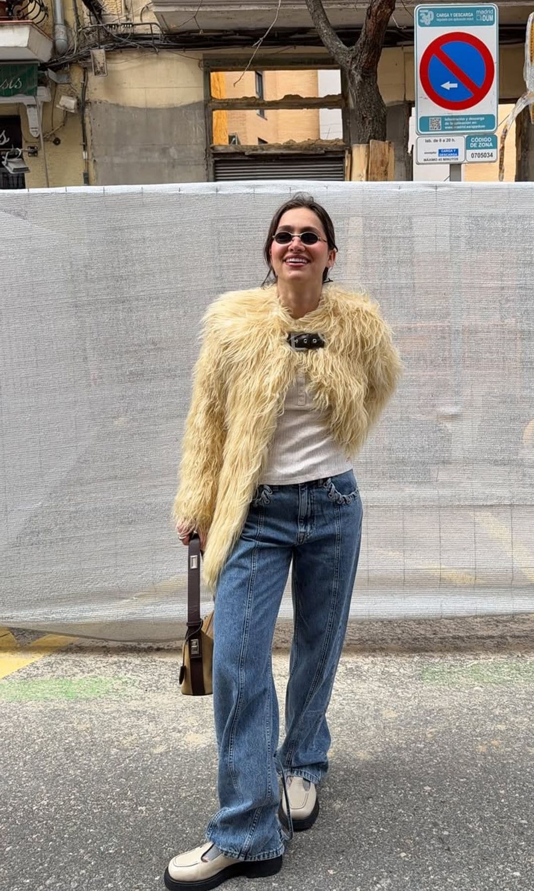 camisetas blancas y cómo llevarlas ahora que hace frío