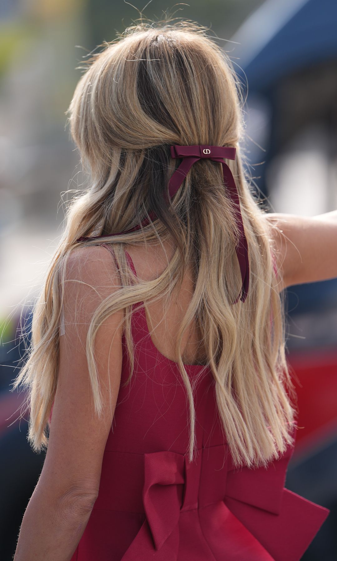  Mujer con lazo en el pelo