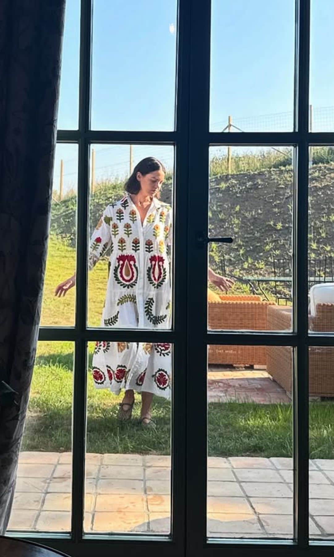 Isabelle Junot con vestido caftán en la playa