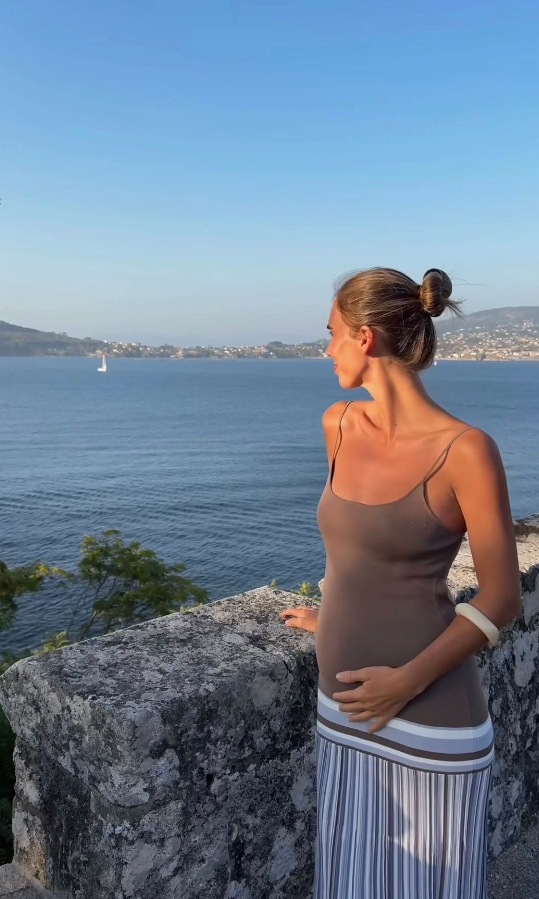 Lucía Bárcena con vestido de tirantes de Faithfull