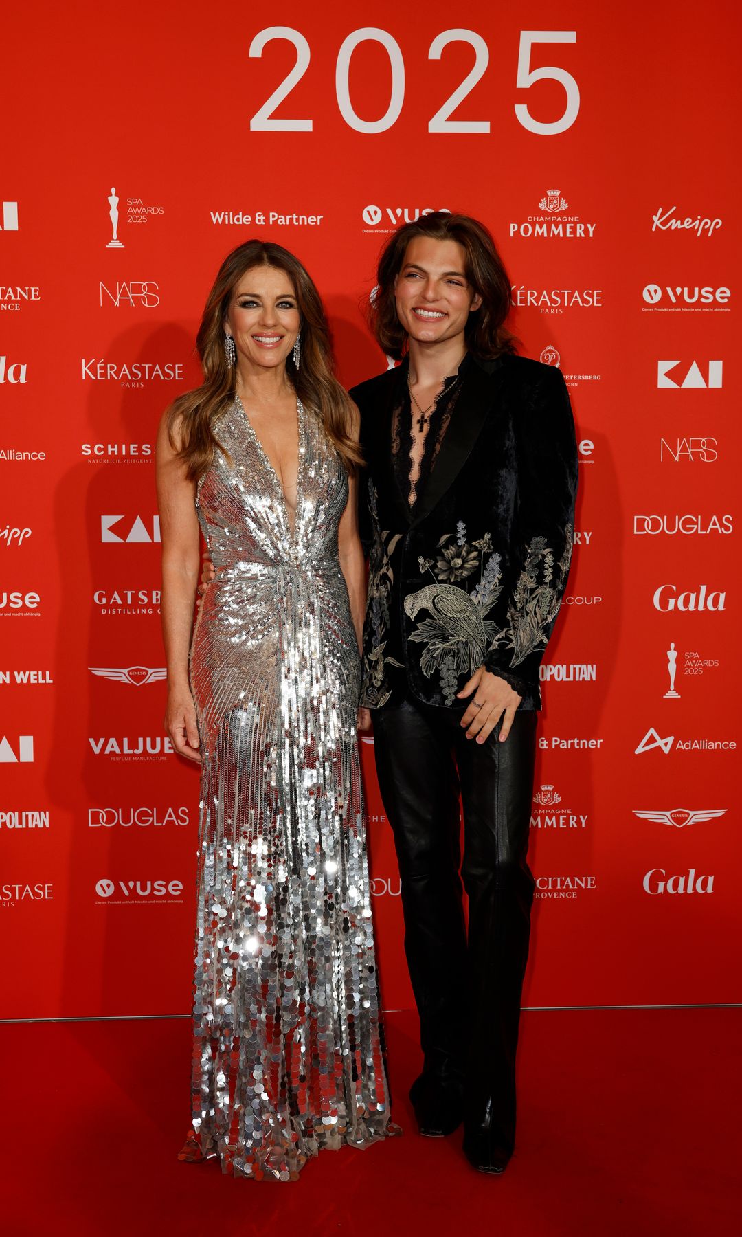  Elizabeth Hurley y Damian Hurley en los Premios SPA 2025