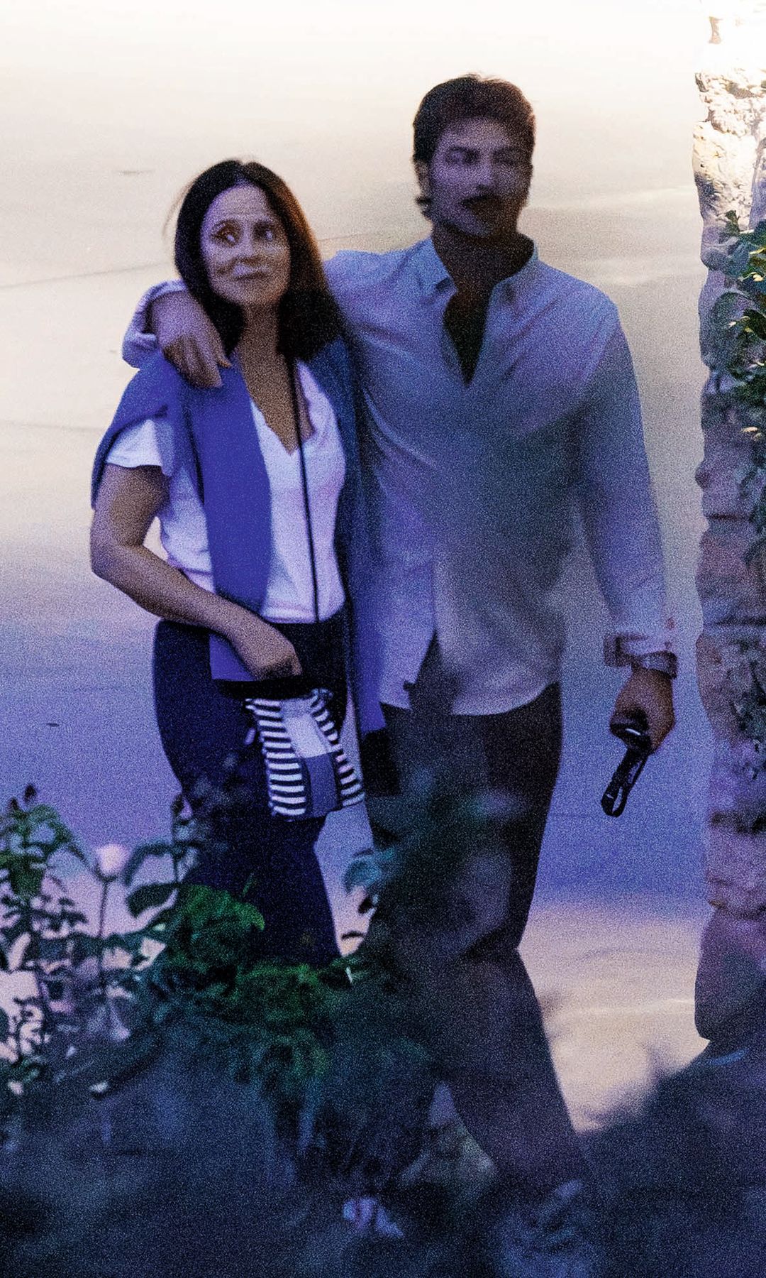Aitana Sánchez-Gijón y Maxi Iglesias abrazados dando un paseo por la calle
