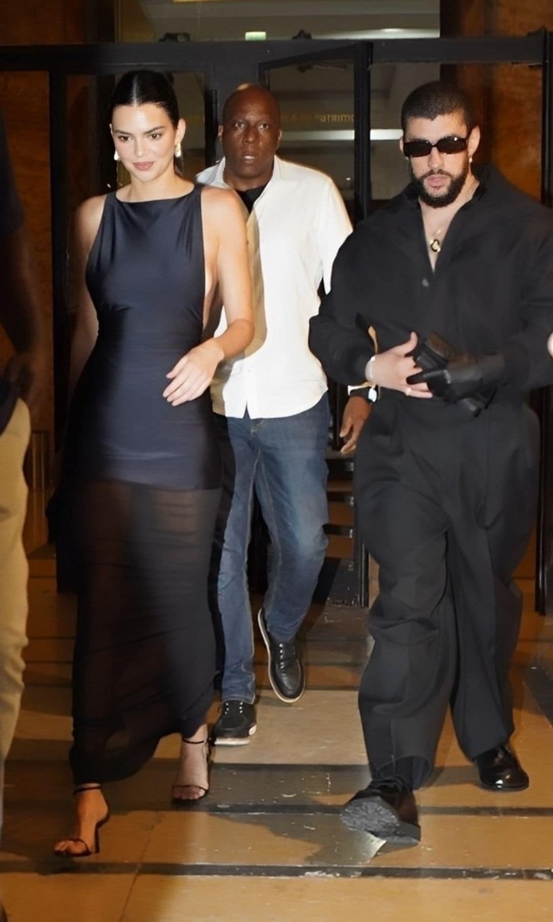 París, FRANCIA - Kendall Jenner y Bad Bunny fueron vistas saliendo juntas del after party de Kendall. El dúo se veía elegante y cómodo mientras se dirigían a la salida, atrayendo la atención de los fans y fotógrafos.  En la foto: Kendall Jenner, Bad Bunny  BACKGRID EE.UU. 24 DE JUNIO DE 2024 