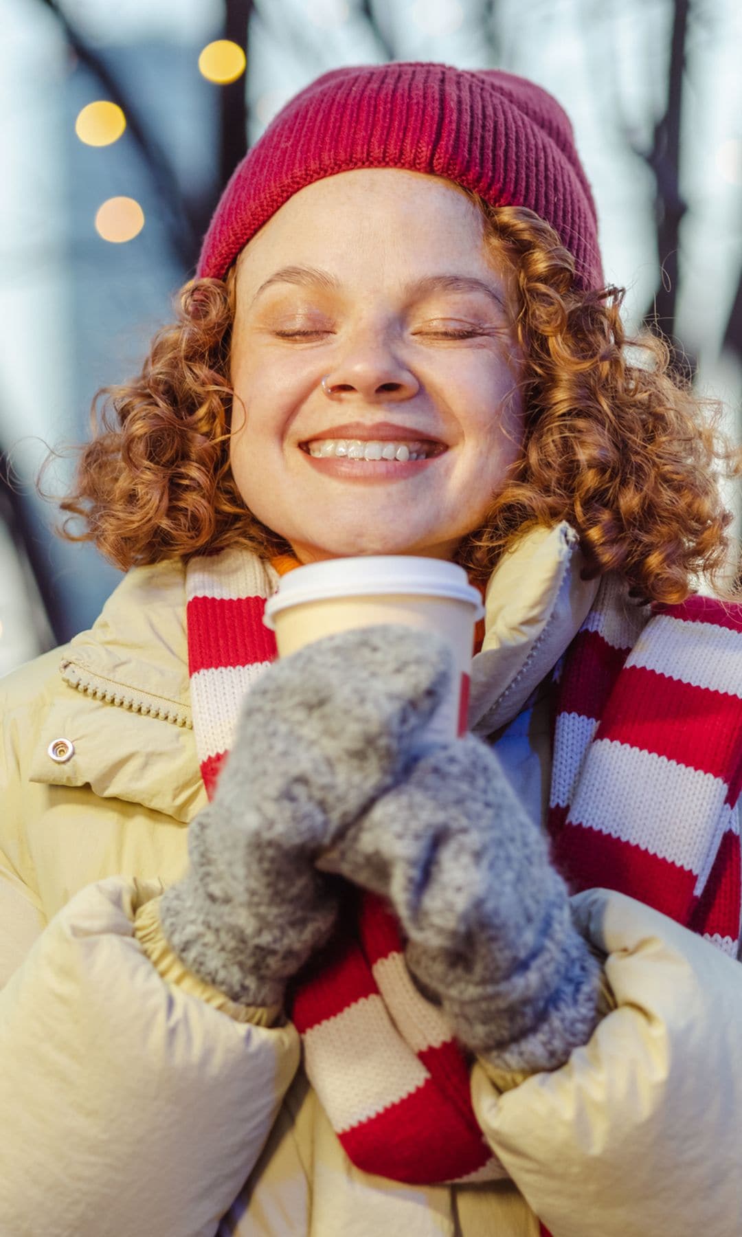 Mujer feliz con un café en Navidad