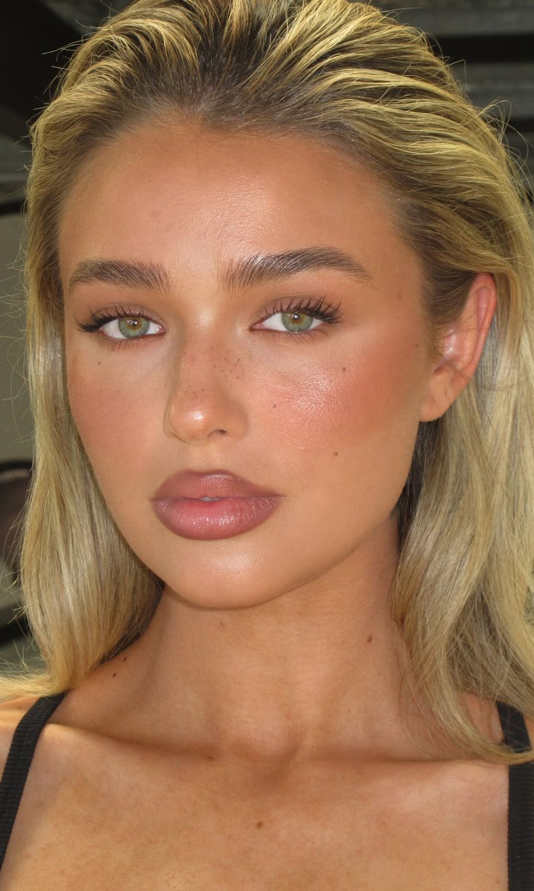 Modelo con pecas visibles y maquillaje Aussie Girl Makeup