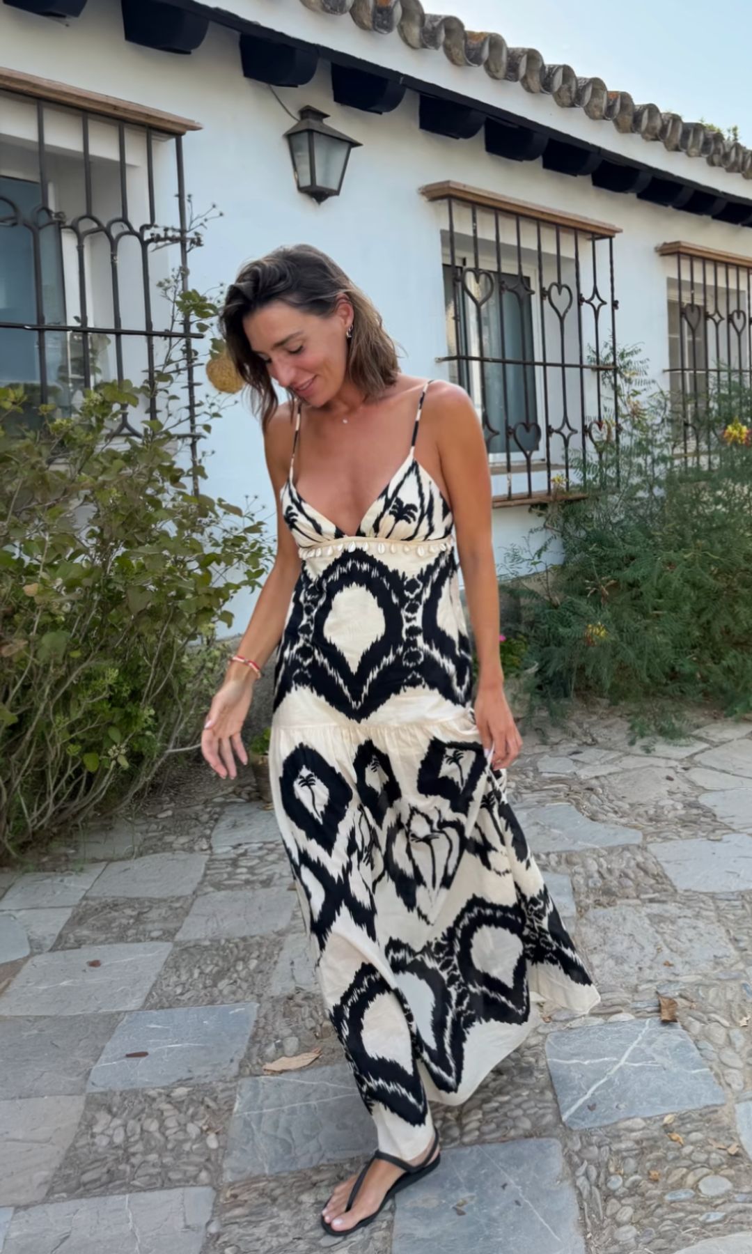Eugenia Osborne se rinde al blanco y negro con el vestido de verano que lo tiene todo: fresco, cómodo y con un estampado tropical