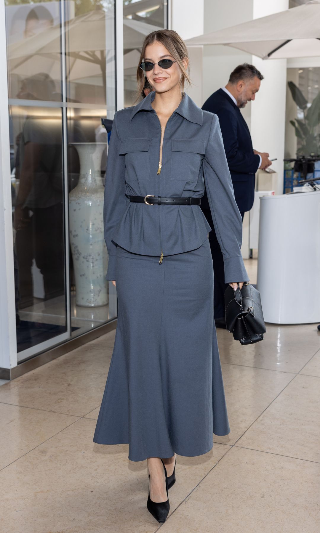 Barbara Palvin eligió un look espectacular para su llegada a Cannes.